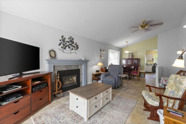 6 13970 72 Avenue, Surrey, BC V3W0M5 Photo 2