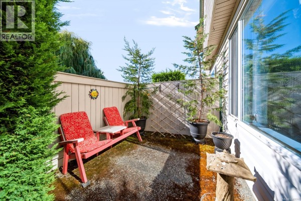 Primary Bedroom - 6 1906 Bowen Rd, Nanaimo, BC V9S5S6 Photo 4