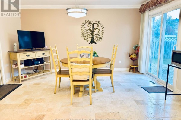 Family room - 6 Cowles Court, Richmond Hill, ON L4C9A7 Photo 5