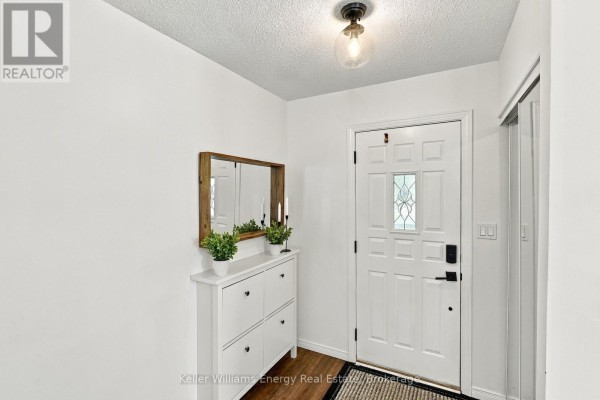 Kitchen - 6 Overbank Drive, Oshawa, ON L1J7X9 Photo 2