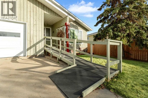 Primary Bedroom - 6 Woodland Close, Sylvan Lake, AB T4S1L9 Photo 4
