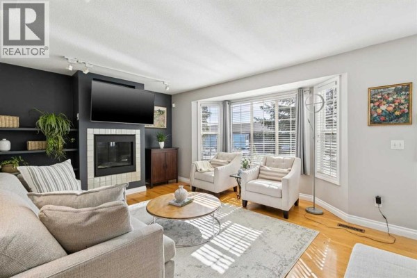 Family room - 6 Ypres Green Sw, Calgary, AB T2T6L3 Photo 4
