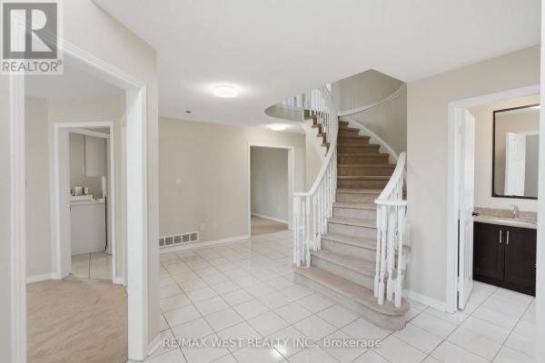 Family room - 60 Furrow Drive, Whitby, ON L1R1Y7 Photo 4