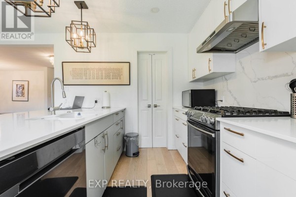 Kitchen - 60 Gooderham Drive, Toronto, ON M1R3G7 Photo 3