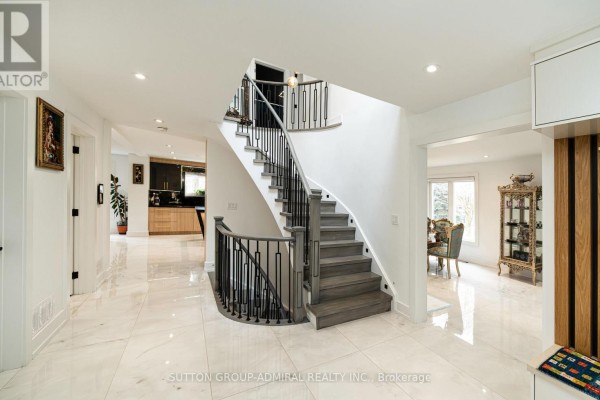 Kitchen - 60 Maple Way, East Gwillimbury, ON L0G1V0 Photo 3