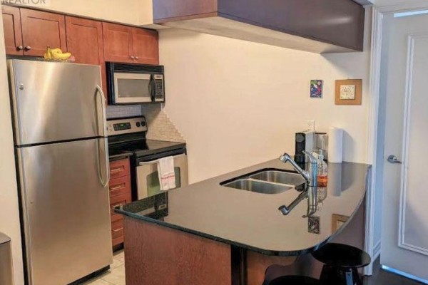 Kitchen - 60 St Clair Avenue W, Toronto, ON M4V1M1 Photo 5