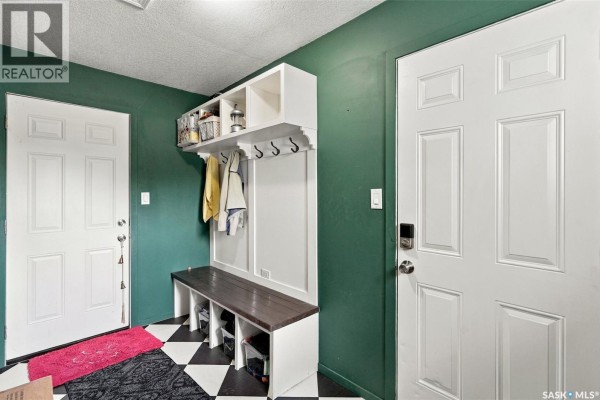 Living room - 600 Mullin Avenue E, Regina, SK S4N1C9 Photo 3