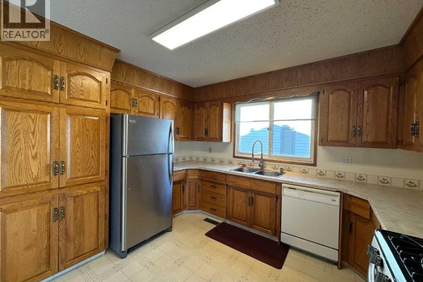 Primary Bedroom - 6008 57 Avenue, Ponoka, AB T4J1L2 Photo 4