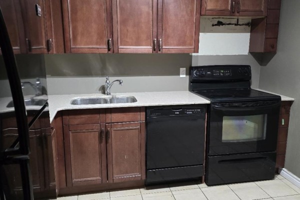 Kitchen - #601 9929 113 St Nw, Edmonton, AB T5K2N9 Photo 3