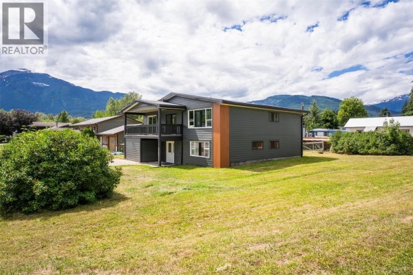 Bedroom - 601 Barry Road, Revelstoke, BC V0E2S0 Photo 3