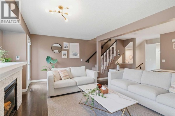 Living room - 601 Regal Park Ne, Calgary, AB T2E0S6 Photo 4