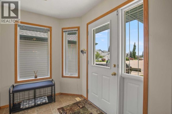 Foyer - 6014 44 Street Crescent, Innisfail, AB T4G1L2 Photo 4