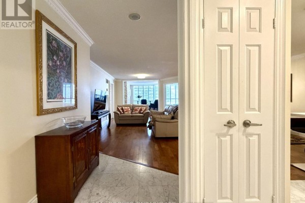 Living room - 602 - 130 Carlton Street, Toronto, ON M5A4K3 Photo 3