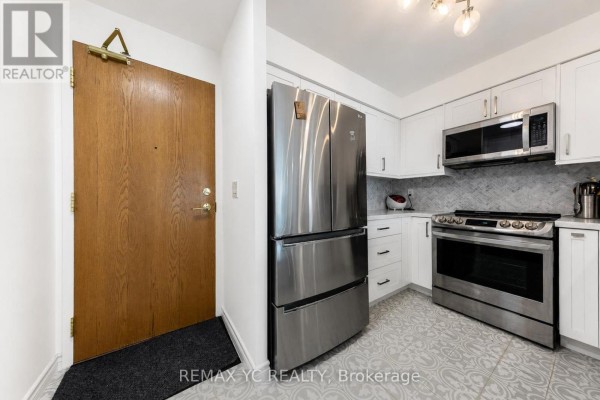 Kitchen - 602 - 5500 Yonge Street, Toronto, ON M2N7L1 Photo 3