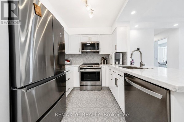 Primary Bedroom - 602 - 5500 Yonge Street, Toronto, ON M2N7L1 Photo 4