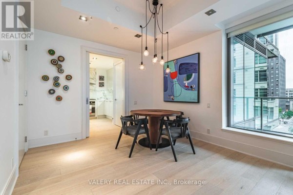 602 - 77 Charles Street W, Toronto, ON M5S0B2 Photo 3