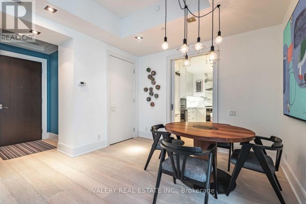 602 - 77 Charles Street W, Toronto, ON M5S0B2 Photo 4