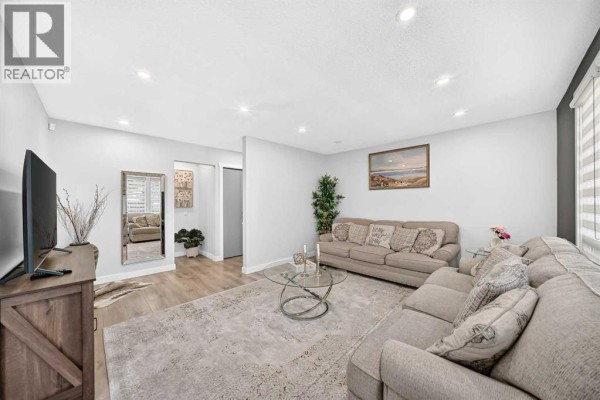 4pc Bathroom - 6020 18 Avenue Ne, Calgary, AB T1Y1P1 Photo 4