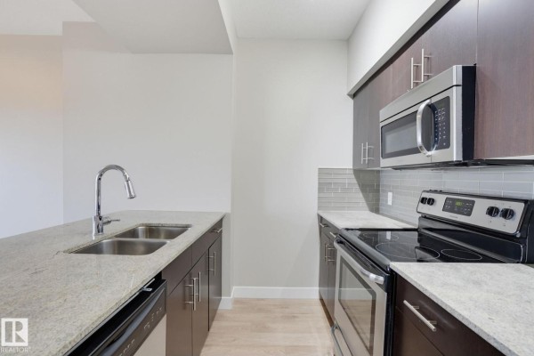 Kitchen - #603 10226 104 St Nw, Edmonton, AB T5J1B8 Photo 3