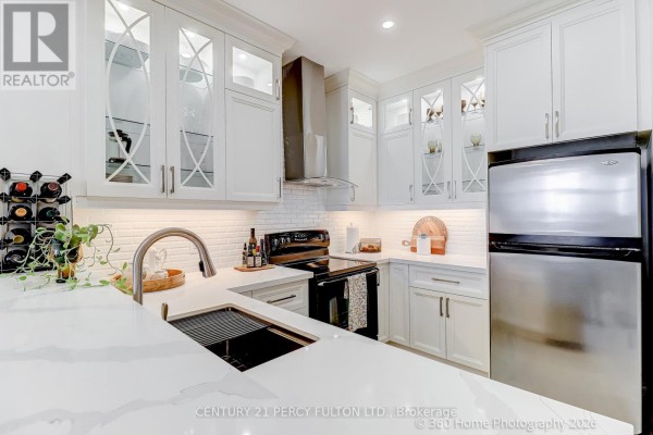Kitchen - 604 - 1 Leaside Park Drive, Toronto, ON M4H1R1 Photo 3