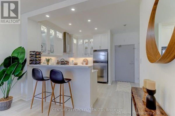 Living room - 604 - 1 Leaside Park Drive, Toronto, ON M4H1R1 Photo 4
