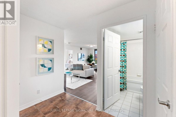 Living room - 604 - 1369 Bloor Street W, Toronto, ON M6P4J4 Photo 5