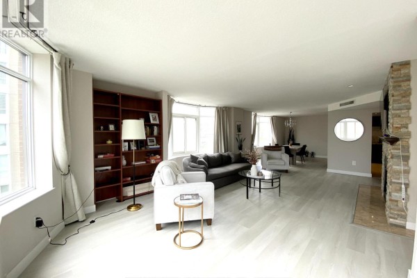 Dining room - 605 - 135 George Street S, Toronto, ON M5A4E8 Photo 3