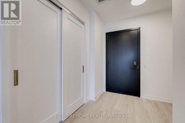 Living room - 605 - 2946 Dundas Street W, Toronto, ON M6P1Y8 Photo 4