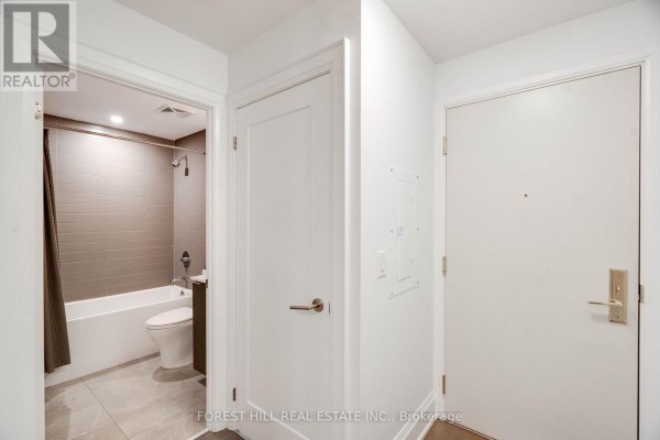 Kitchen - 605 - 88 Cumberland Street, Toronto, ON M5R1A3 Photo 3