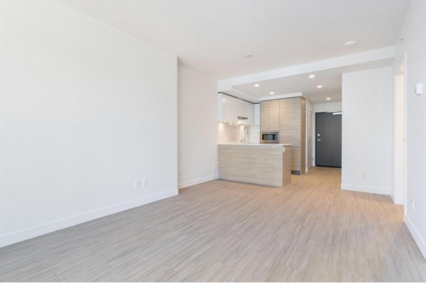 605 13655 Fraser Highway, Surrey, BC V3T0P8 Photo 4