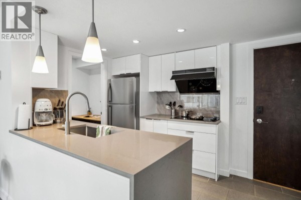 605 618 Abbott Street, Vancouver, BC V6B0C1 Photo 3