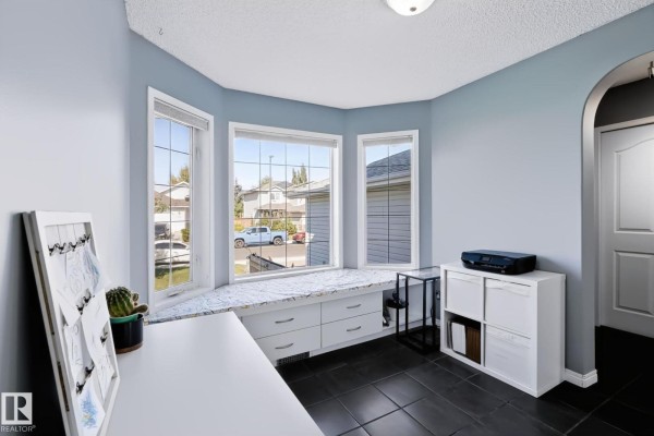 Family room - 605 Forrest Dr, Sherwood Park, AB T8A6G6 Photo 4