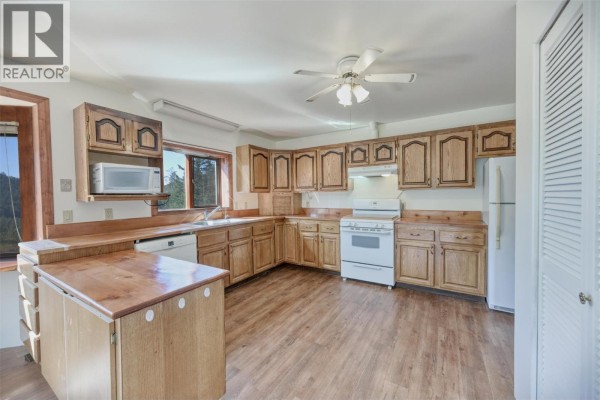 Kitchen - 6050 Athelston-hartford Road, Grand Forks, BC V0H1H5 Photo 5