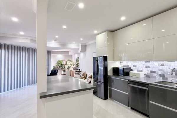 Kitchen - 606 - 55 Harbour Square, Toronto, ON M5J2L1 Photo 4