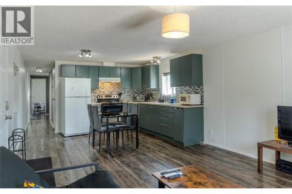 Kitchen - 606 Edward Street Unit# 10, Revelstoke, BC V0E2S0 Photo 4