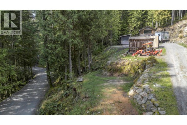 6061 Garibaldi Park Road, Squamish, BC V0N1T0 Photo 2