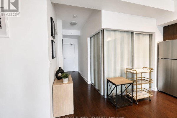 Kitchen - 607 - 10 Willison Square, Toronto, ON M5T1E7 Photo 3