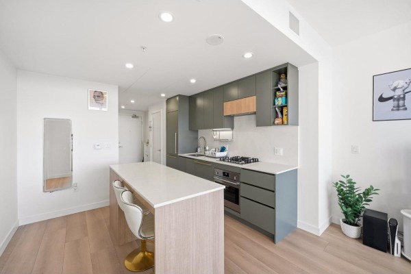 607 13573 98a Avenue, Surrey, BC V3T0X1 Photo 3