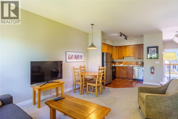 Living room - 607 1971 Harbour Dr, Ucluelet, BC V0R3A0 Photo 4