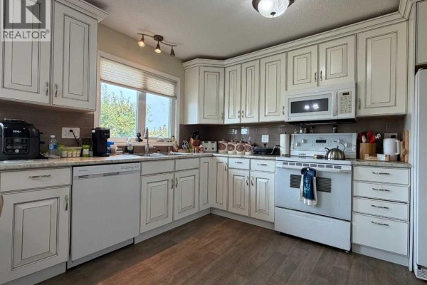 4pc Bathroom - 607 6 Avenue, Beaverlodge, AB T0H0C0 Photo 4