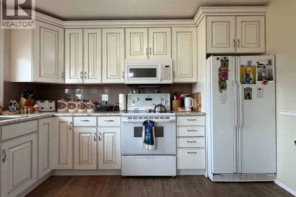 3pc Bathroom - 607 6 Avenue, Beaverlodge, AB T0H0C0 Photo 5
