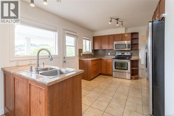 Living room - 607 Fifth St, Nanaimo, BC V9R1P7 Photo 5