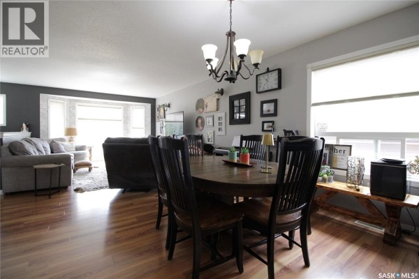 Living room - 608 Alberni Street, Moosomin, SK S0G3N0 Photo 3