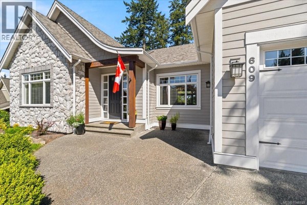 609 Meadow Dr, Qualicum Beach, BC, photo 2