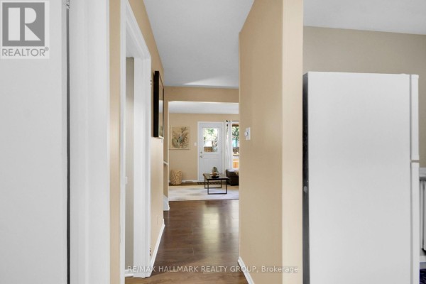 Living room - 61 - 1582 Feather Lane, Ottawa, ON K1T1V4 Photo 4