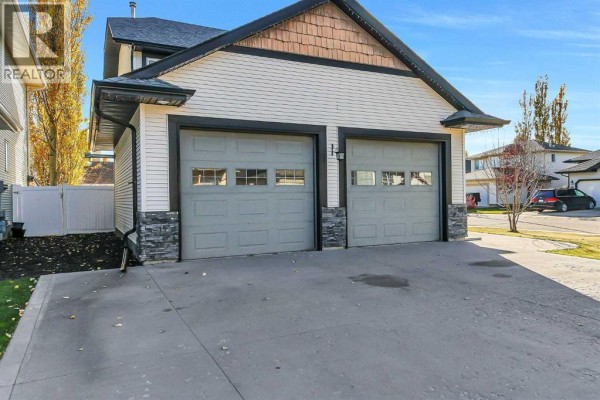 Living room - 61 Lanterman Close, Red Deer, AB T4R3N3 Photo 2