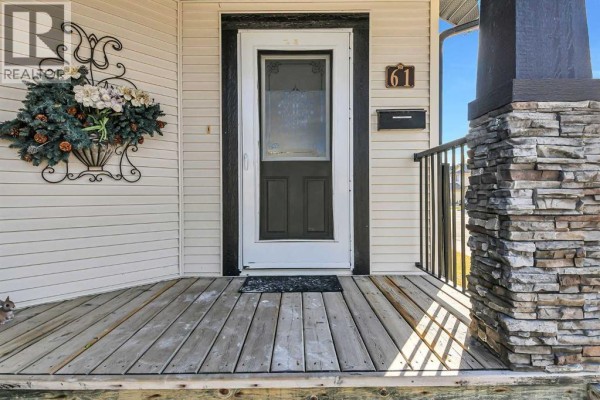 Kitchen - 61 Lanterman Close, Red Deer, AB T4R3N3 Photo 4