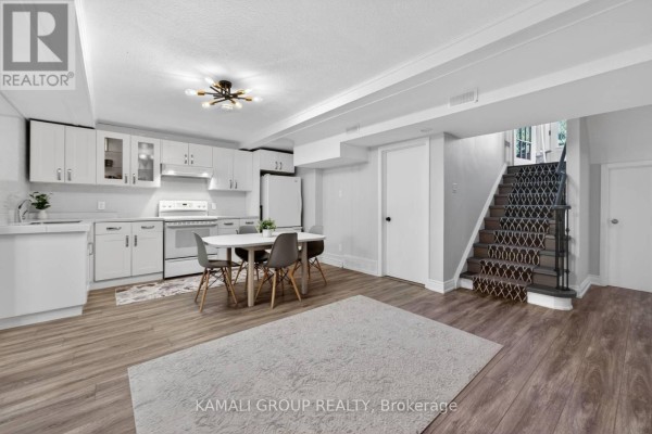 Family room - 61 Lawnwood Court, Richmond Hill, ON L4C4T1 Photo 5