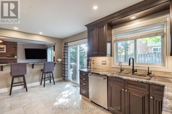 Dining room - 61 Oakridge Drive, Barrie, ON L4N5N6 Photo 5
