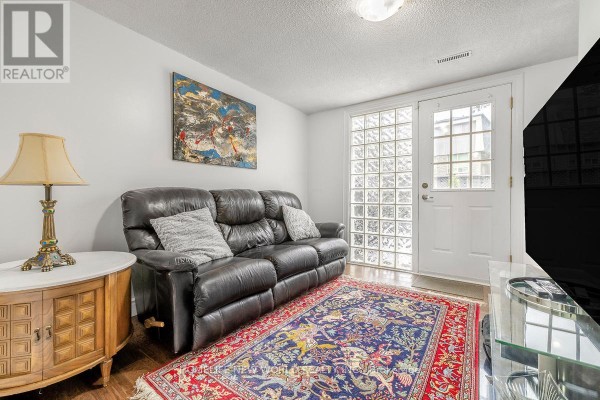 Living room - 61 Poplar Crescent, Aurora, ON L4G3M4 Photo 3
